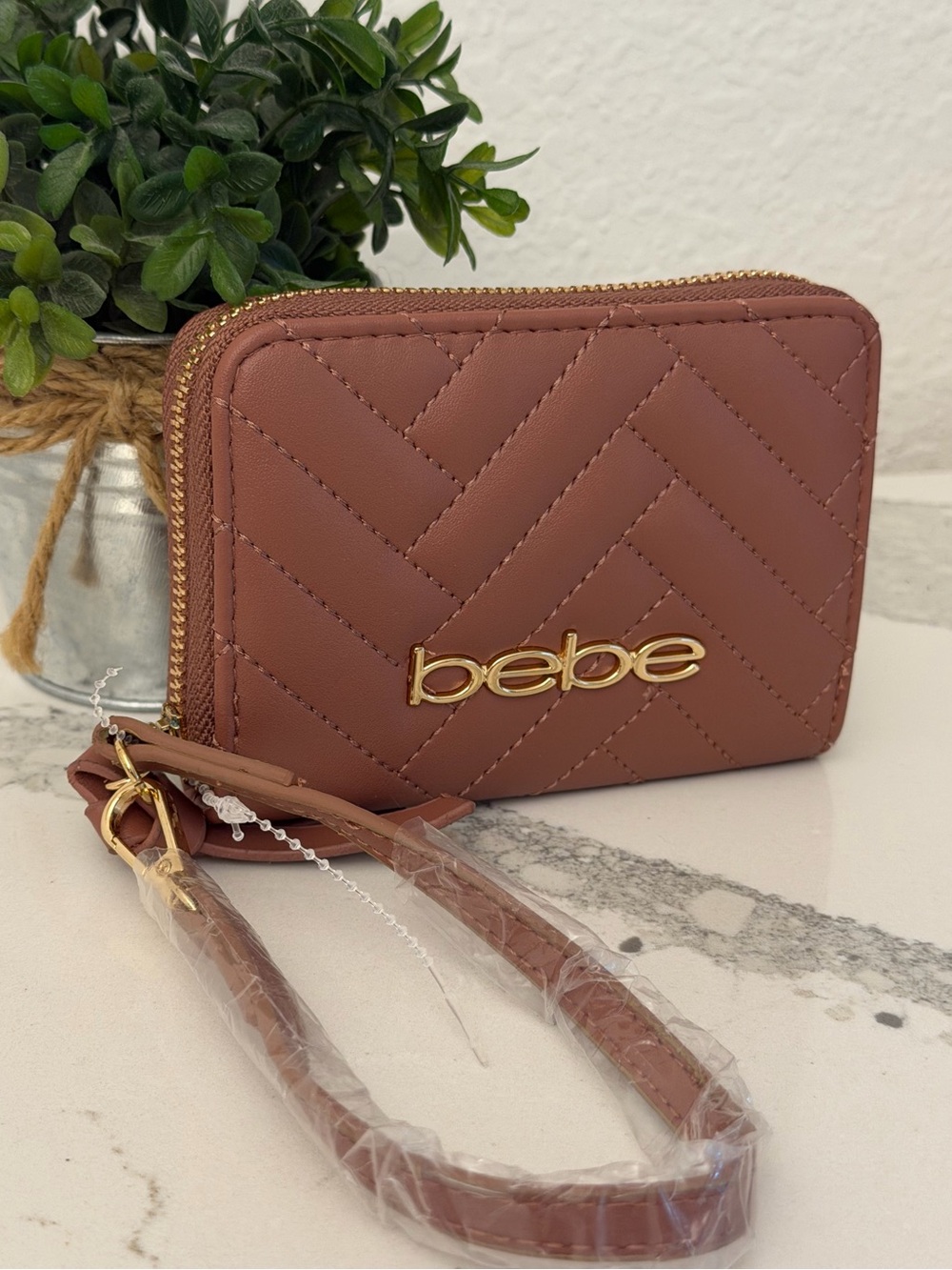 New BEBE Quilted Zip Wallet in Dusty Rose Wristlet Detachable - Picture 3 of 6